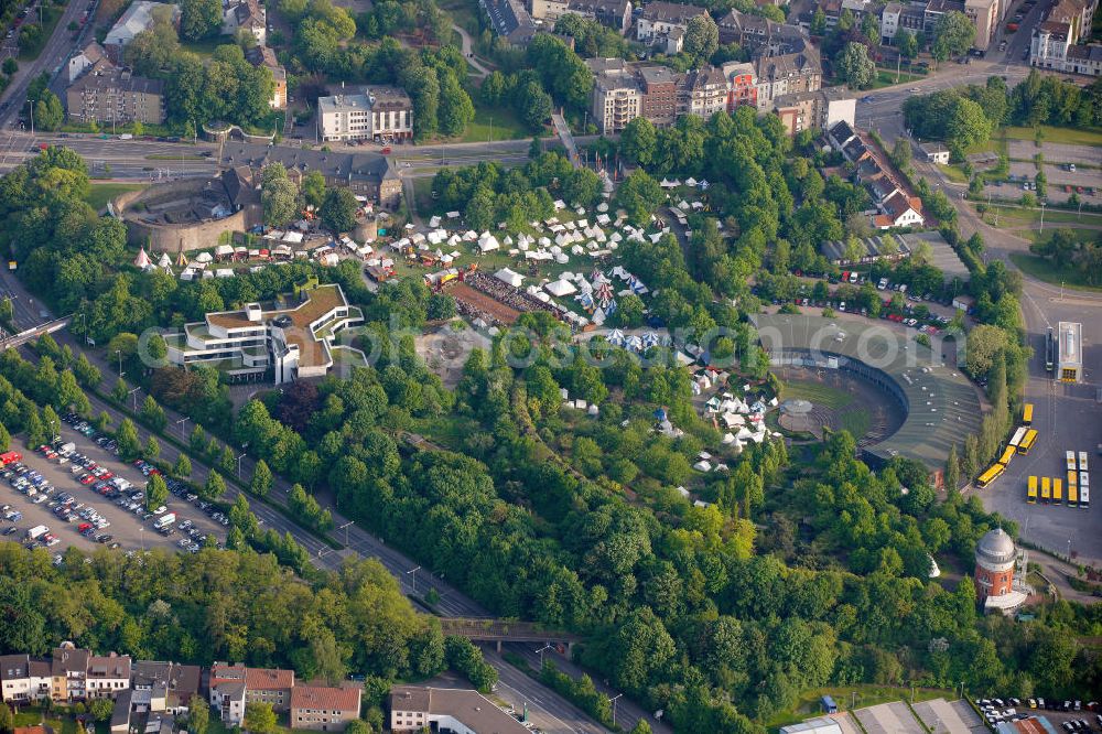 Mülheim an der Ruhr from the bird's eye view: Das Mittelalter-Spektakulum am Schloss Broich und Ringloschuppen an der Bergstraße in Mülheim an der Ruhr. The medieval games at the castle Broich and Ringloschuppen at the street Bergstrasse in Muelheim at the Ruhr.