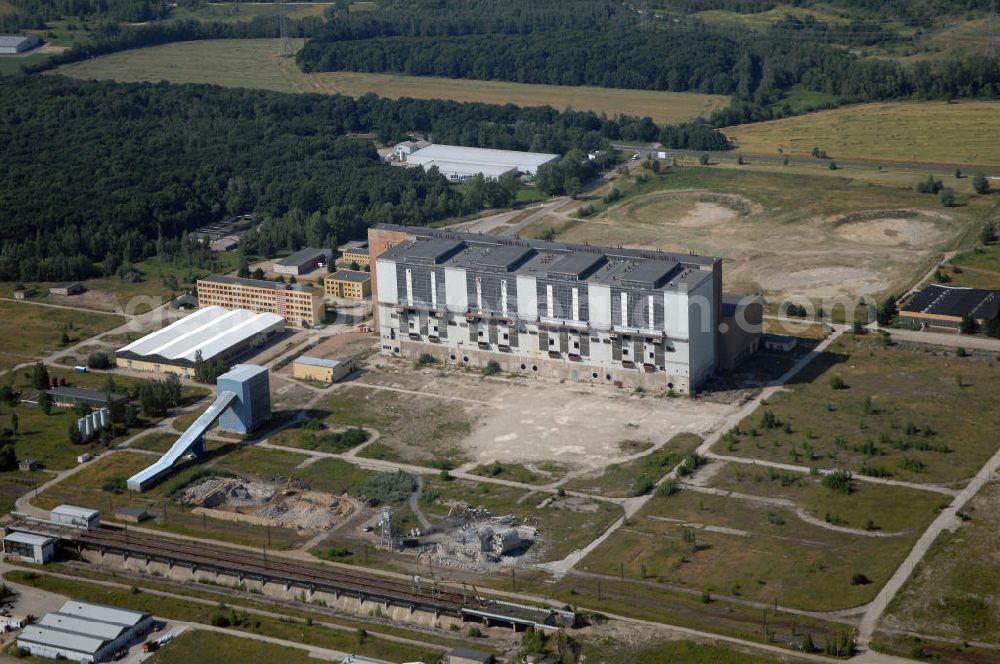 ESPENHAIN from above - Mitteldeutscher Industriepark Espenhain der Mitteldeutschen Braunkohle-Strukturförderungsgesellschaft (MBS) auf dem Gelände des im März 1995 stillgelegten Braunkohlekraftwerkes I in Espenhain bei Leipzig. Das Kraftwerk hatte zusammen mit dem im Juni 1996 abgeschalteten Werk II zuletzt 1,36 Milliarden Kilowattstunden Elektroenergie in das öffentliche Stromnetz eingespeist. Der Abriß und die Sanierung des Geländes, einschließlich Brikettfabrik und Schwelerei soll bis zur Jahrtausendwende abgeschlossen sein.