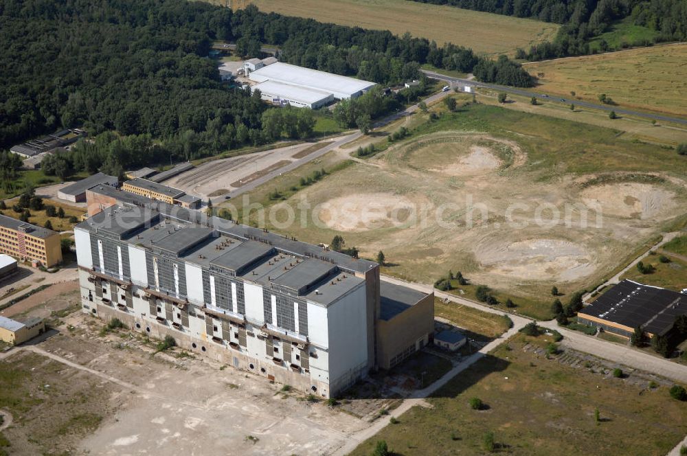 ESPENHAIN from the bird's eye view: Mitteldeutscher Industriepark Espenhain der Mitteldeutschen Braunkohle-Strukturförderungsgesellschaft (MBS) auf dem Gelände des im März 1995 stillgelegten Braunkohlekraftwerkes I in Espenhain bei Leipzig. Das Kraftwerk hatte zusammen mit dem im Juni 1996 abgeschalteten Werk II zuletzt 1,36 Milliarden Kilowattstunden Elektroenergie in das öffentliche Stromnetz eingespeist. Der Abriß und die Sanierung des Geländes, einschließlich Brikettfabrik und Schwelerei soll bis zur Jahrtausendwende abgeschlossen sein.