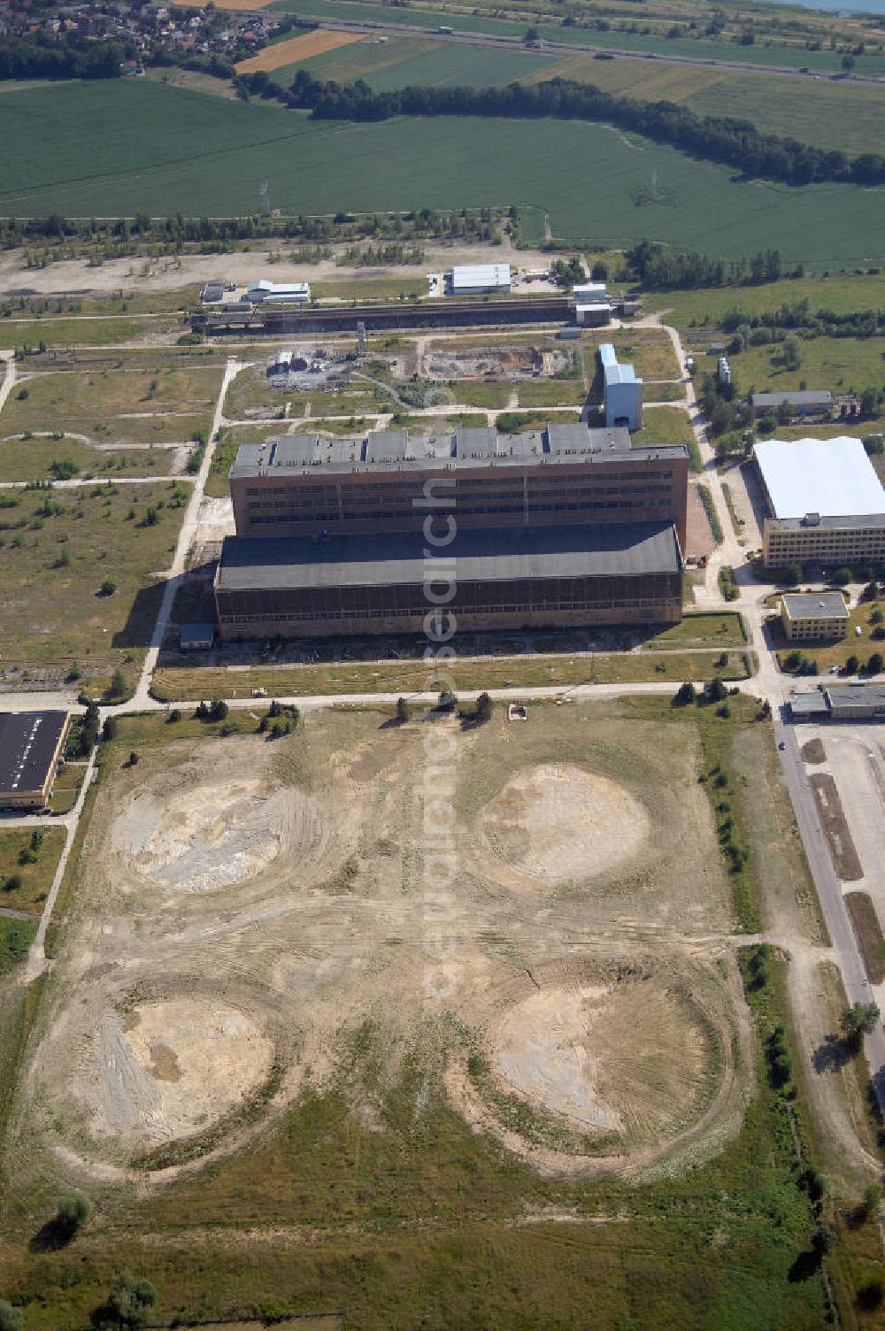 Aerial photograph ESPENHAIN - Mitteldeutscher Industriepark Espenhain der Mitteldeutschen Braunkohle-Strukturförderungsgesellschaft (MBS) auf dem Gelände des im März 1995 stillgelegten Braunkohlekraftwerkes I in Espenhain bei Leipzig. Das Kraftwerk hatte zusammen mit dem im Juni 1996 abgeschalteten Werk II zuletzt 1,36 Milliarden Kilowattstunden Elektroenergie in das öffentliche Stromnetz eingespeist. Der Abriß und die Sanierung des Geländes, einschließlich Brikettfabrik und Schwelerei soll bis zur Jahrtausendwende abgeschlossen sein.