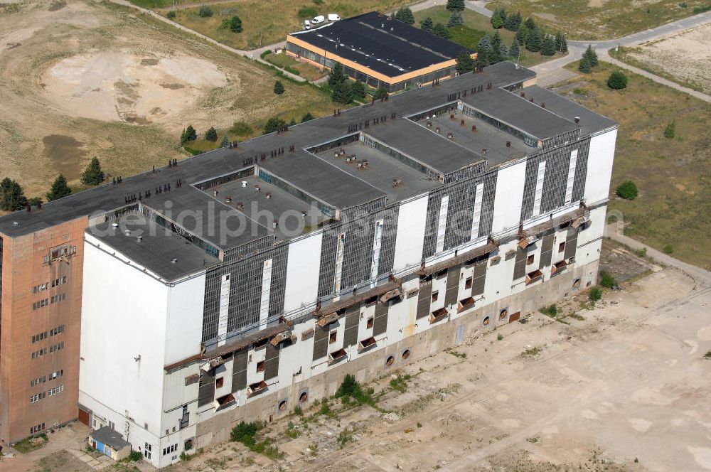 ESPENHAIN from above - Mitteldeutscher Industriepark Espenhain der Mitteldeutschen Braunkohle-Strukturförderungsgesellschaft (MBS) auf dem Gelände des im März 1995 stillgelegten Braunkohlekraftwerkes I in Espenhain bei Leipzig. Das Kraftwerk hatte zusammen mit dem im Juni 1996 abgeschalteten Werk II zuletzt 1,36 Milliarden Kilowattstunden Elektroenergie in das öffentliche Stromnetz eingespeist. Der Abriß und die Sanierung des Geländes, einschließlich Brikettfabrik und Schwelerei soll bis zur Jahrtausendwende abgeschlossen sein.