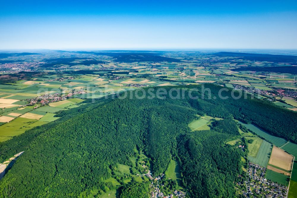 Salzhemmendorf from the bird's eye view: Forest and mountain landscape of the mid-mountain range Saubringoberberg Naturwald in Salzhemmendorf in the state Lower Saxony, Germany