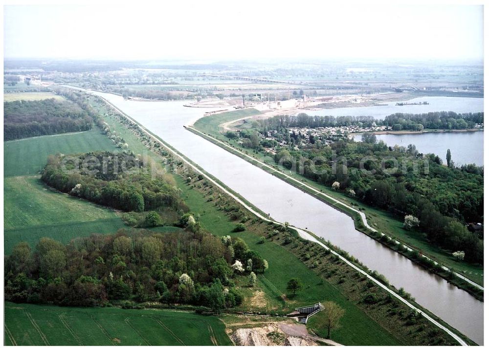 Aerial photograph Hohenwarthe - Mittellandkanal an der Doppelsparschleuse Hohenwarthe am Wasserstraßenkreuz Magdeburg.