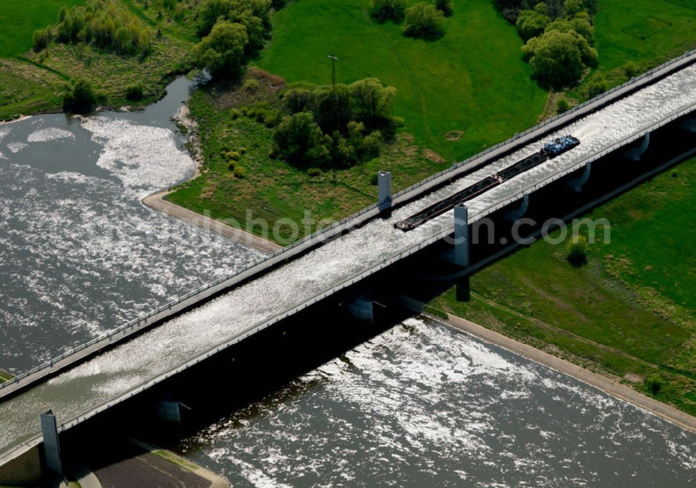 Aerial photograph Hohenwarthe - Mittelland Canal bridge / trough bridge over the Elbe at Magdeburg Hohenwarthe in Saxony-Anhalt