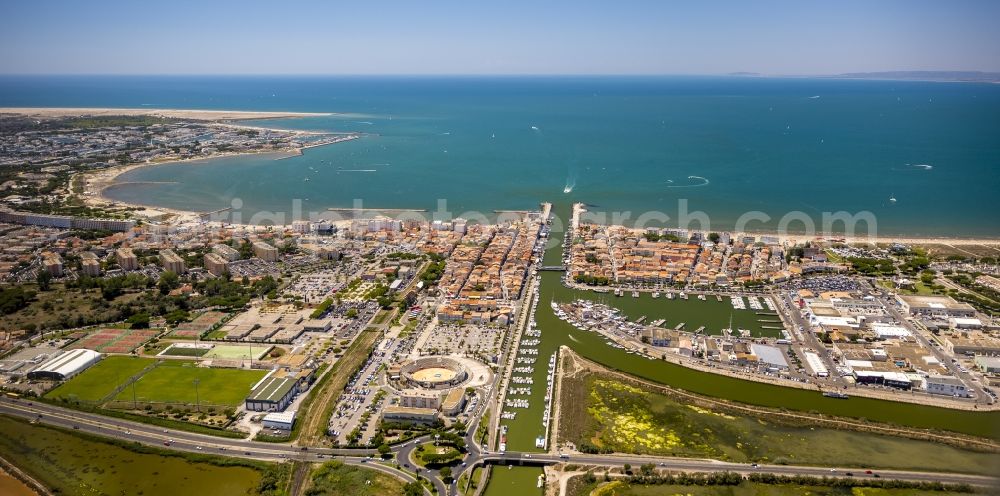 Aerial photograph Le Grau-du-Roi - Mediterranean coast and marina in Le Grau-du-Roi, France