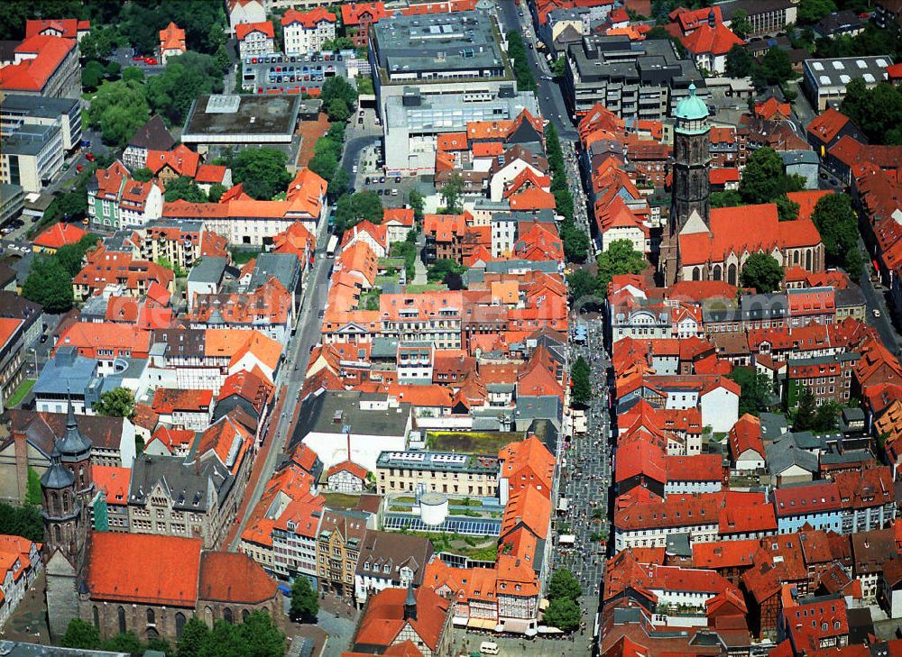 Göttingen from the bird's eye view: Stadtansicht der Göttinger Altstadt. Links erhebt sich die Johanniskirche (1300 - 1344), rechts zieht sich die verkehrsberuhigte Weender Straße nach Norden. Neben dieser Straße erhebt sich die Jacobikirche (1361 - 1459) mit ihrem 72 m hohen Turm. City View of Goettingen's Old Town. Left stands the Church of St. John (1300 - 1344), the right is limited traffic Weender road moves north. In addition to this street stands the church of Jacobi (1361 - 1459) with its 72 m high tower.