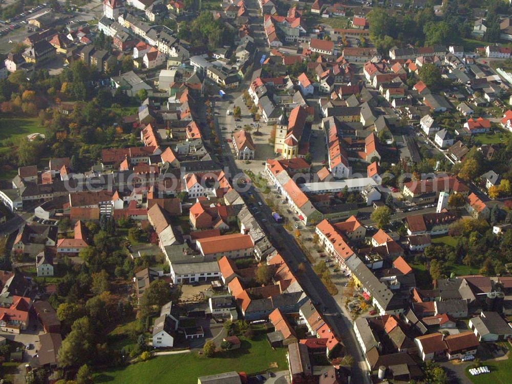 Aerial image Mitterteich - Blick auf das Stadtzentrum von Mitterteich mit der Kirche St. Jakob (1890) und dem historischen Rathaus (1731). Auf dem zentral gelegenen Marktplatz befindet sich der Sagenbrunnen “Der Schmied von Mitterteich”.