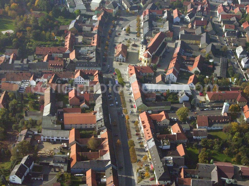 Aerial photograph Mitterteich - Blick auf das Stadtzentrum von Mitterteich mit der Kirche St. Jakob (1890) und dem historischen Rathaus (1731). Auf dem zentral gelegenen Marktplatz befindet sich der Sagenbrunnen “Der Schmied von Mitterteich”.