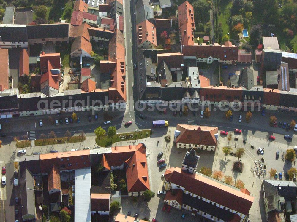 Mitterteich from above - Blick auf das Stadtzentrum von Mitterteich mit der Kirche St. Jakob (1890) und dem historischen Rathaus (1731). Auf dem zentral gelegenen Marktplatz befindet sich der Sagenbrunnen “Der Schmied von Mitterteich”.