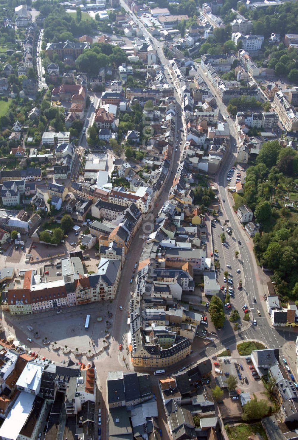 Mittweida from above - Blick auf das Mittweida Stadtzentrum mit der Freiberger Straße und der Zimmerstraße. Mittweida ist eine Große Kreisstadt im Landkreis Mittelsachsen im Bundesland Sachsen. Sie ist Sitz der Verwaltungsgemeinschaft Mittweida.Mittweida wurde erstmals 1286 als oppidum (Stadt) bezeichnet und zählte um 1550 bereits zu den mittelgroßen Städten Sachsens. Kontakt: Stadtverwaltung Mittweida, Markt 32, Rathaus Haus 1, 09648 Mittweida, Tel. +49 (0)3727 967 0, Fax +49 (0)3727 967 180, e-mail: stadtverwaltung@mittweida.de