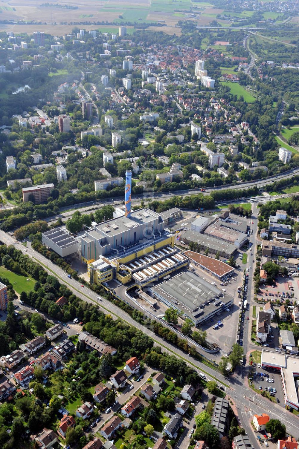 Aerial photograph Frankfurt am Main - Müllheizkraftwerk der FES Frankfurter Entsorgungs- und Service GmbH an der Heddernheimer Landstraße 157 in Frankfurt am Main in Hessen. Waste incineration plant in Frankfurt on the Main in Hesse.