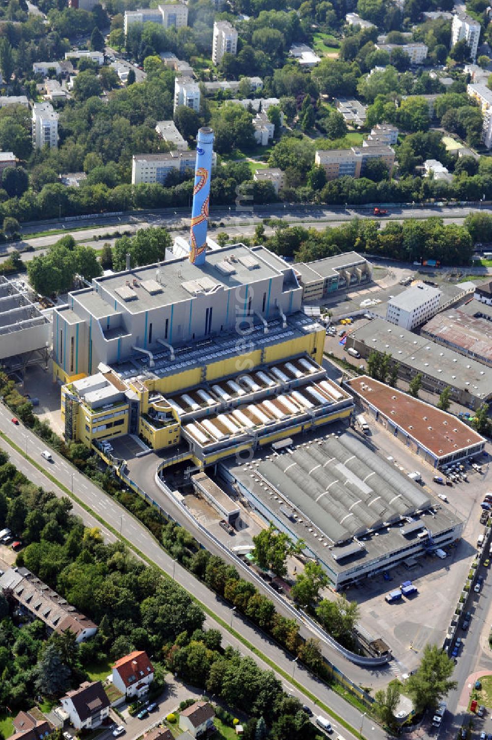 Frankfurt am Main from above - Müllheizkraftwerk der FES Frankfurter Entsorgungs- und Service GmbH an der Heddernheimer Landstraße 157 in Frankfurt am Main in Hessen. Waste incineration plant in Frankfurt on the Main in Hesse.