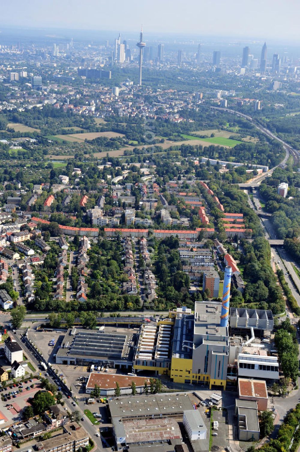 Aerial photograph Frankfurt am Main - Müllheizkraftwerk der FES Frankfurter Entsorgungs- und Service GmbH an der Heddernheimer Landstraße 157 in Frankfurt am Main in Hessen. Waste incineration plant in Frankfurt on the Main in Hesse.