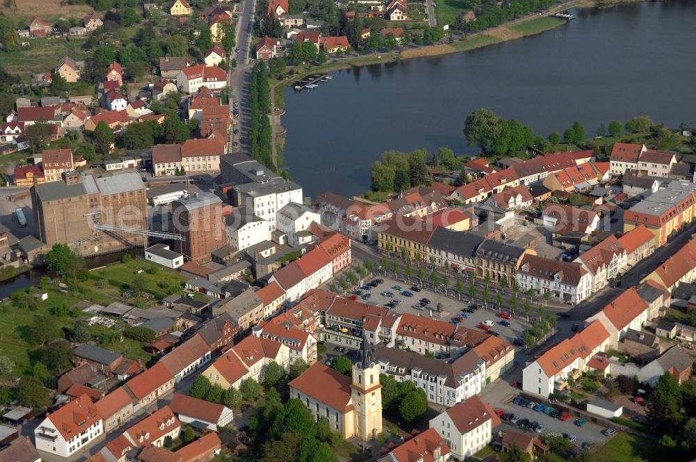 Müllrose from the bird's eye view: Müllrose am großen Müllroser See ist eine Stadt im Landkreis Oder-Spree in Brandenburg. Sie wurde 1260 als brandenburgisch-markgräfliche Stadt gegründet. Zentral im Bild ist die 1746 erbaute barocke Stadtpfarrkirche zu sehen (evangelisch). Im Hintergrund befinden sich die Gebäude der Oderland Mühlenwerke, dem ältesten gewerblichen Unternehmen in Müllrose (seit 1260). Kontakt: Oderland Mühlenwerke Müllrose GmbH & Co. KG, Frankfurter Straße 1, 15299 Müllrose, Tel. +49(0)33606 77490, Fax +49(0)33606 774939, Email: info@mehl-online.com