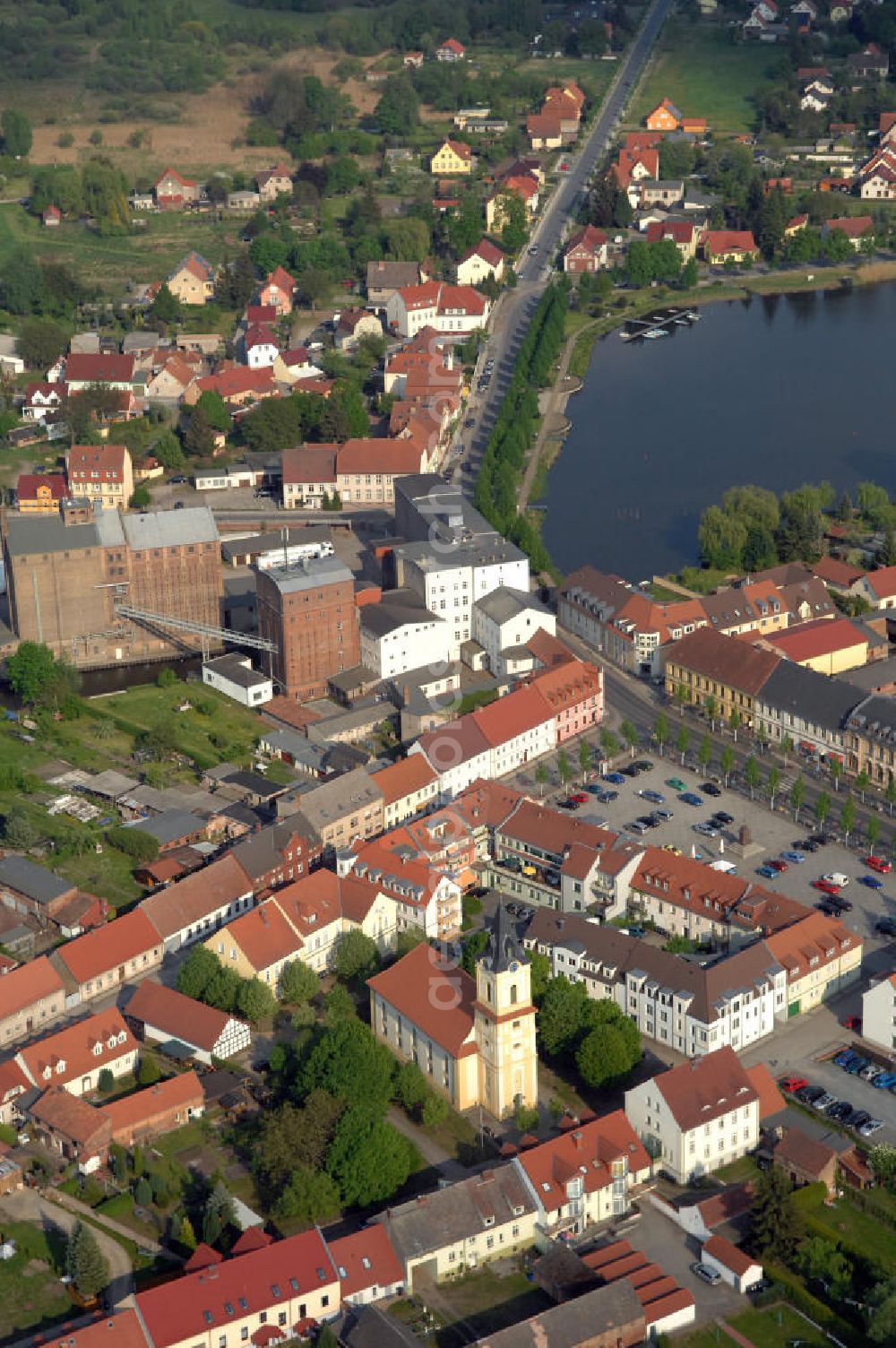 Aerial image Müllrose - Müllrose am großen Müllroser See ist eine Stadt im Landkreis Oder-Spree in Brandenburg. Sie wurde 1260 als brandenburgisch-markgräfliche Stadt gegründet. Zentral im Bild ist die 1746 erbaute barocke Stadtpfarrkirche zu sehen (evangelisch). Im Hintergrund befinden sich die Gebäude der Oderland Mühlenwerke, dem ältesten gewerblichen Unternehmen in Müllrose (seit 1260). Kontakt: Oderland Mühlenwerke Müllrose GmbH & Co. KG, Frankfurter Straße 1, 15299 Müllrose, Tel. +49(0)33606 77490, Fax +49(0)33606 774939, Email: info@mehl-online.com