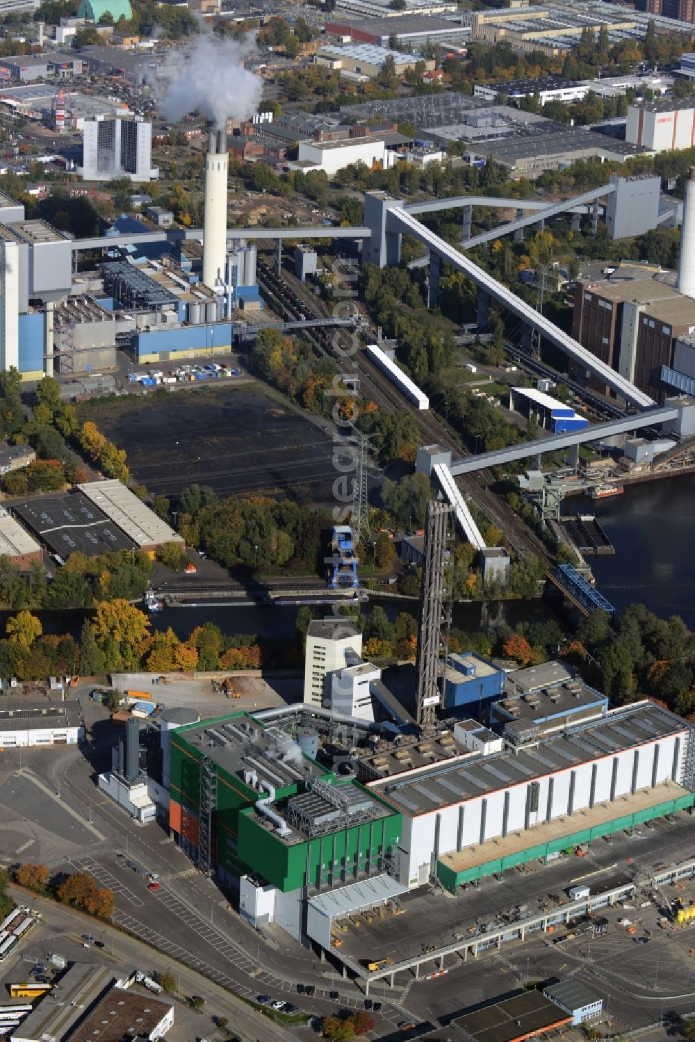 Aerial image Berlin - Power plants and exhaust towers of coal thermal power station at the Sophienwerder Weg in Ruhleben in Berlin in Germany