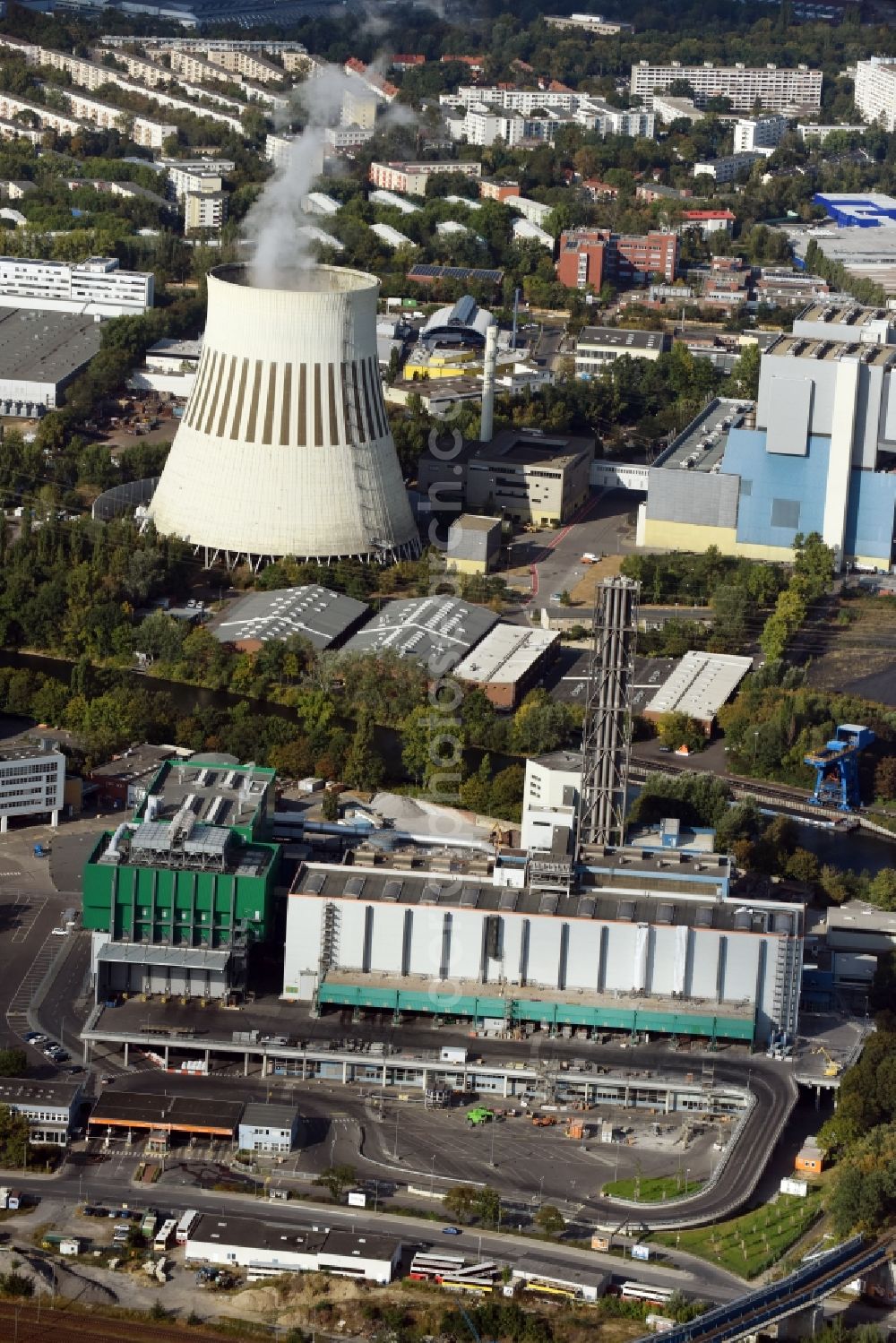 Aerial image Berlin - Power plants and exhaust towers of coal thermal power station at the Sophienwerder Weg in Ruhleben in Berlin in Germany