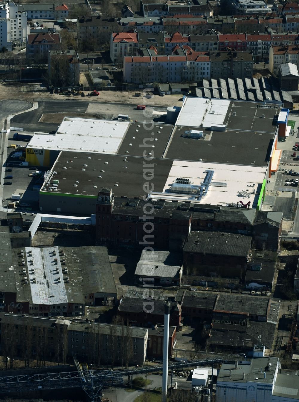 Berlin from the bird's eye view: Building of the store - furniture market moemax - SCONTO and Decathlon Filiale on Schnellerstrasse im Stadtteil Schoeneweide in Berlin in Germany