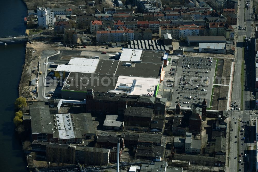 Aerial image Berlin - Building of the store - furniture market moemax - SCONTO and Decathlon Filiale on Schnellerstrasse im Stadtteil Schoeneweide in Berlin in Germany