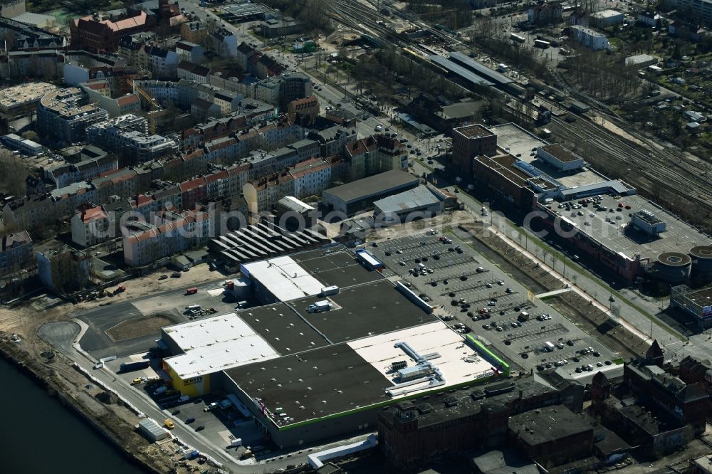 Aerial photograph Berlin - Building of the store - furniture market moemax - SCONTO and Decathlon Filiale on Schnellerstrasse im Stadtteil Schoeneweide in Berlin in Germany