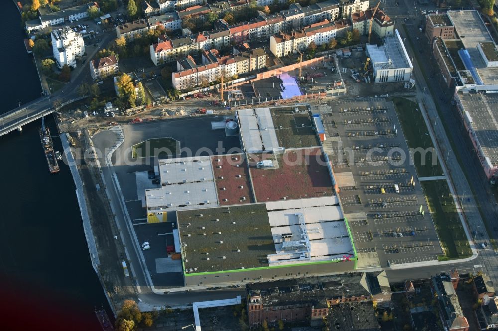 Berlin from the bird's eye view: Building of the store - furniture market moemax - SCONTO and Decathlon Filiale on Schnellerstrasse im Stadtteil Schoeneweide in Berlin in Germany