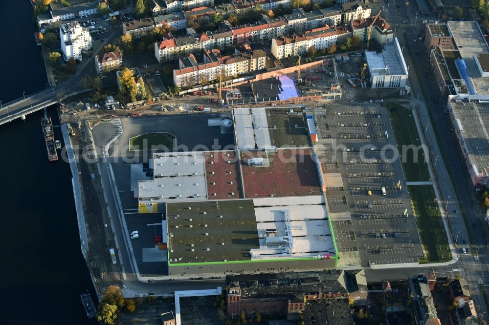 Aerial image Berlin - Building of the store - furniture market moemax - SCONTO and Decathlon Filiale on Schnellerstrasse im Stadtteil Schoeneweide in Berlin in Germany