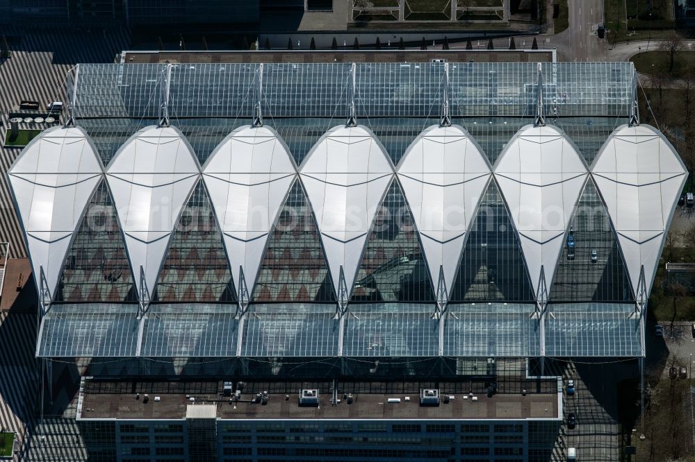 Oberding from the bird's eye view: White membrane roof construction on the central terminal building Muenchen Airport Centers (MAC) and terminal on the grounds of Munich Airport in Oberding in the state Bavaria, Germany