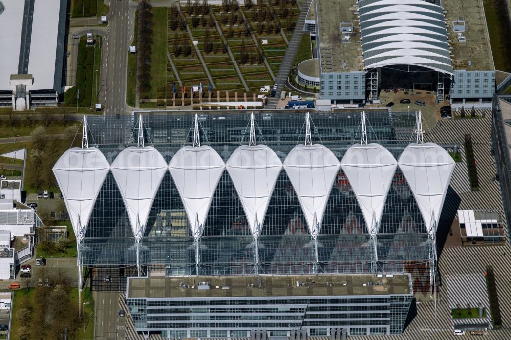 Oberding from the bird's eye view: White membrane roof construction on the central terminal building Muenchen Airport Centers (MAC) and terminal on the grounds of Munich Airport in Oberding in the state Bavaria, Germany