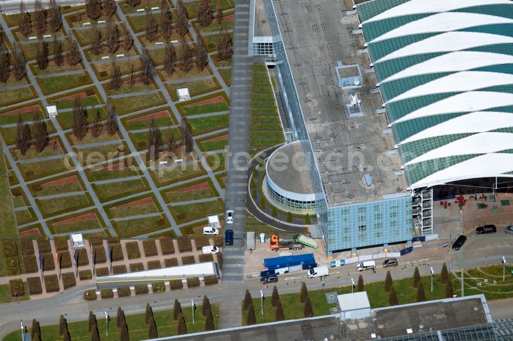 Oberding from the bird's eye view: White membrane roof construction on the central terminal building Muenchen Airport Centers (MAC) and terminal on the grounds of Munich Airport in Oberding in the state Bavaria, Germany