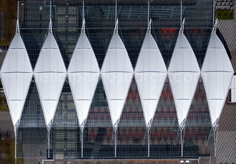 Aerial photograph Oberding - White membrane roof construction on the central terminal building Muenchen Airport Centers (MAC) and terminal on the grounds of Munich Airport in Oberding in the state Bavaria, Germany