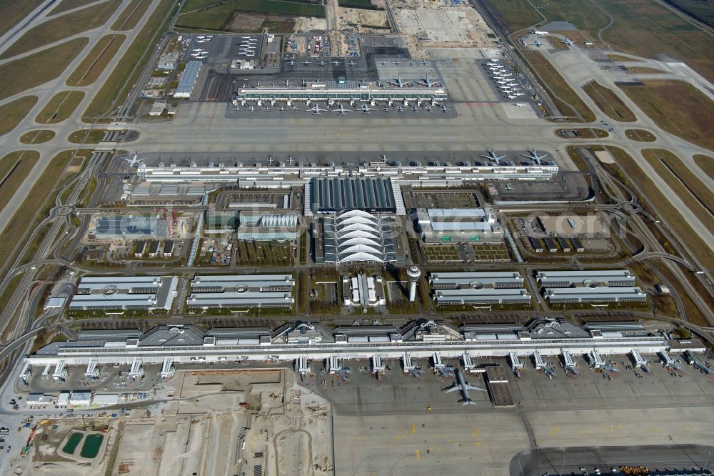 Oberding from the bird's eye view: White membrane roof construction on the central terminal building Muenchen Airport Centers (MAC) and terminal on the grounds of Munich Airport in Oberding in the state Bavaria, Germany