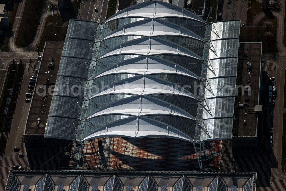 Aerial photograph Oberding - White membrane roof construction on the central terminal building Muenchen Airport Centers (MAC) and terminal on the grounds of Munich Airport in Oberding in the state Bavaria, Germany