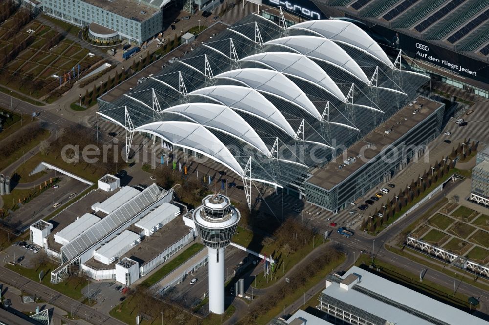 Oberding from the bird's eye view: White membrane roof construction on the central terminal building Muenchen Airport Centers (MAC) and terminal on the grounds of Munich Airport in Oberding in the state Bavaria, Germany