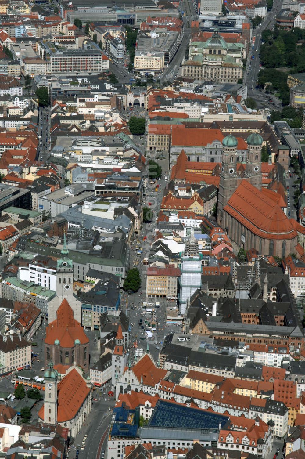 München from above - Blick auf München Altstadt mit den Sehenswürdigkeiten wie Frauenkirche, St. Peter's Kirche, Heiligkeitskirche, Justizpalast, Marienplatz.