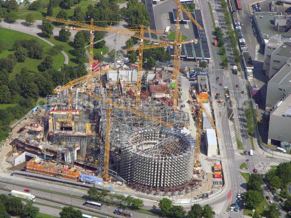 Aerial image München - Blick auf die Erweiterungsbaustelle des Auslieferungs- und Eventcenter BMW Welt der BMW AG am Georg-Brauchle-Ring nahe dem Olympia Park in München