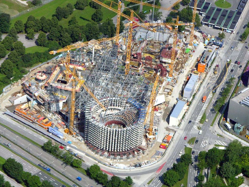 München from above - Blick auf die Erweiterungsbaustelle des Auslieferungs- und Eventcenter BMW Welt der BMW AG am Georg-Brauchle-Ring nahe dem Olympia Park in München