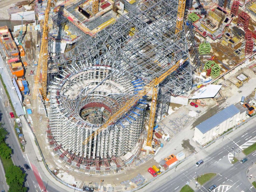 Aerial image München - Blick auf die Erweiterungsbaustelle des Auslieferungs- und Eventcenter BMW Welt der BMW AG am Georg-Brauchle-Ring nahe dem Olympia Park in München