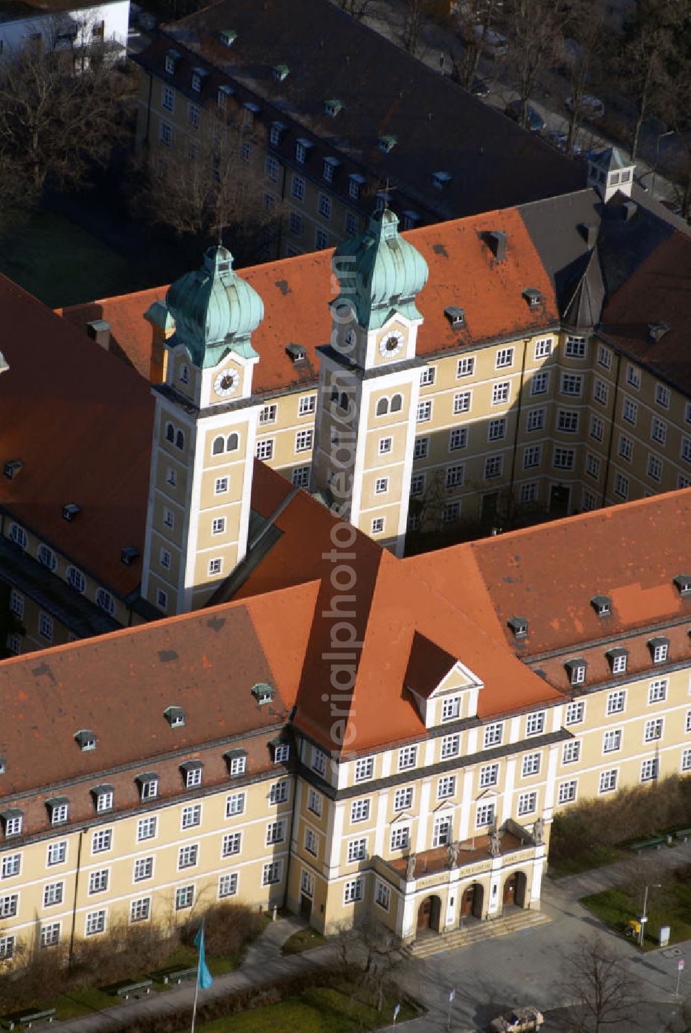 München from above - Blick auf das Altersheim / Seniorenheim / Pflegeheim Haus St. Josef - Sendling. Der Architekt Hans Grässel erbaute es in den Jahren 1904 bis 1907. Heute gehört das Gebäude der Münchenstift GmbH an. Kontakt: Münchenstift GmbH, Severinstraße 2, 81541 München, E-Mail info@muenchenstift.de.