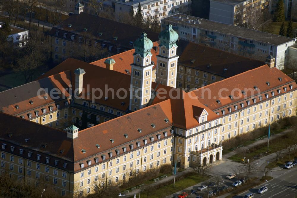 München from the bird's eye view: Blick auf das Altersheim / Seniorenheim / Pflegeheim Haus St. Josef - Sendling. Der Architekt Hans Grässel erbaute es in den Jahren 1904 bis 1907. Heute gehört das Gebäude der Münchenstift GmbH an. Kontakt: Münchenstift GmbH, Severinstraße 2, 81541 München, E-Mail info@muenchenstift.de.