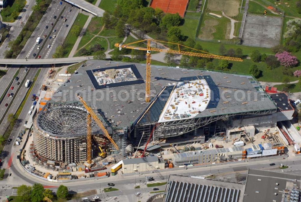 München from above - Blick auf die BMW WELT während der Bauarbeiten in München Kontakt: BMW Kundenbetreuung, 80788 München, Service Rufnummer: 01802 - 32 42 52, Service-Fax: 01802 - 123484, E-Mail: kundenbetreuung@bmw.de