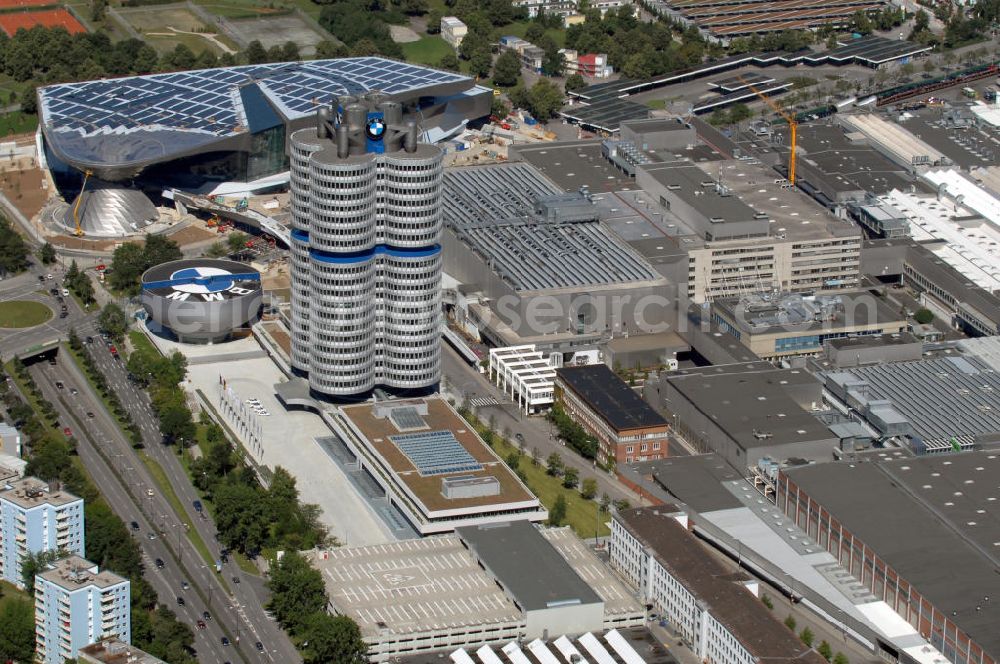 München from the bird's eye view: Der BMW Vierzylinder (auch: BMW-Turm, BMW-Hochhaus) ist das Hauptverwaltungsgebäude und Wahrzeichen des Autoherstellers BMW in München. Die BMW Welt wurde von den Architekten Coop Himmelb(l)au für BMW errichtet. Auf dem Dach ist eine Solaranlage mit 800 KW Leistung installiert. Genutzt wird das Gebäude für Ausstellungen rund um das Thema BMW. Weitere Informationen unter: