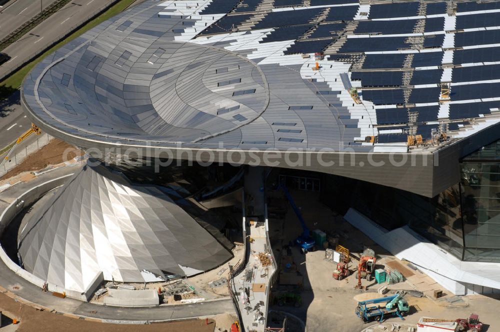 Aerial image München - Baustelle der BMW Welt, diese wurde von den Architekten Coop Himmelb(l)au für BMW errichtet. Auf dem Dach ist eine Solaranlage mit 800 KW Leistung installiert. Genutzt wird das Gebäude für Ausstellungen rund um das Thema BMW. Weitere Informationen unter: