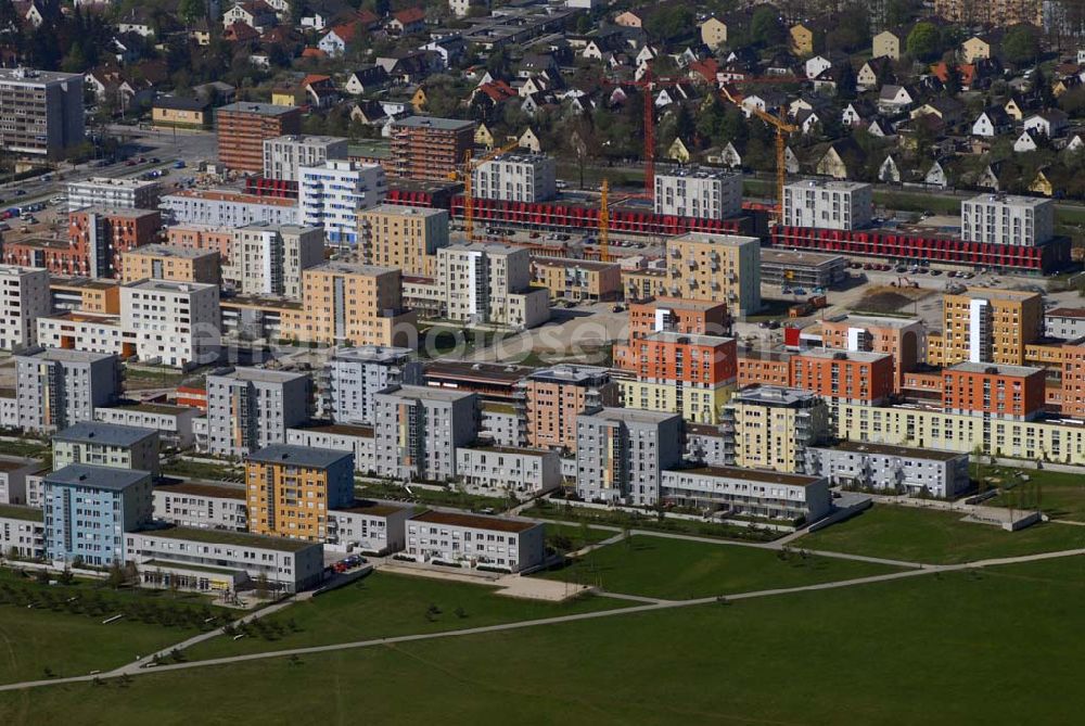 Aerial image München - Neubauwohngebiet Siedlung Am Harthof in Milbertshofen in München.