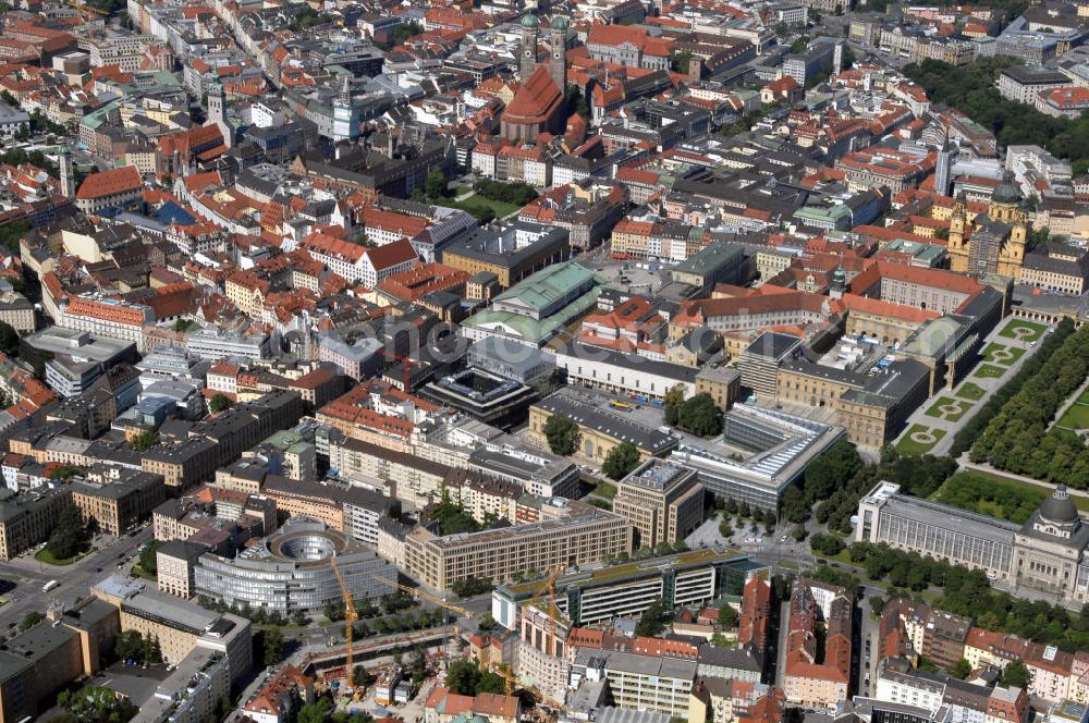 München from the bird's eye view: Blick auf die Altstadt mit Sehenswürdigkeiten Nationaltheater, Frauenkirche.