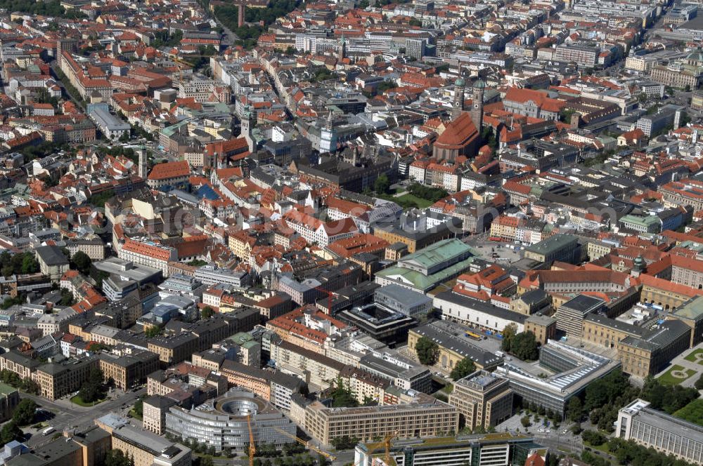 Aerial image München - Blick auf die Altstadt von München mit der Frauenkirche im Hintergrund.