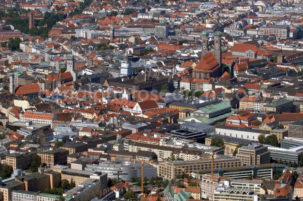 Aerial image München - Blick auf die Altstadt von Müchen mit den Sehenswürdigkeiten Frauenkirche, Neues Rathaus, Peterskirche, Heiliggeistkirche.