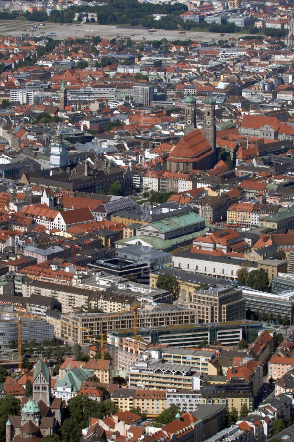 Aerial photograph München - Blick auf die Altstadt von München mit der Frauenkirche und Ruhmeshalle, im Hintergrund die Theresienwiese.