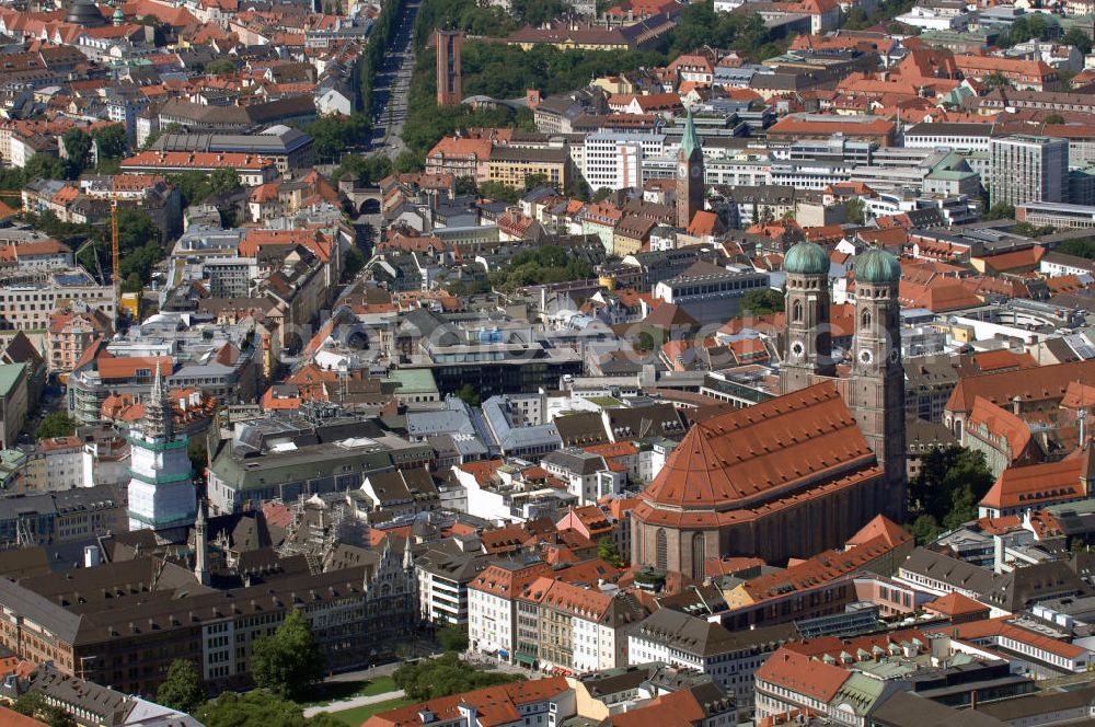 München from the bird's eye view: Blick auf München mit den Sehenswürdigkeiten Frauenkirche, Karlstor, St. Matthäus. Kontakt: Metropolitanpfarrei Zu Unser Lieben Frauenkirche, Frauenplatz 12, 80331 München, Tel. 089 290082-0, Fax 089 290082-50, E-Mail dompfarramt@muenchner-dom.de,