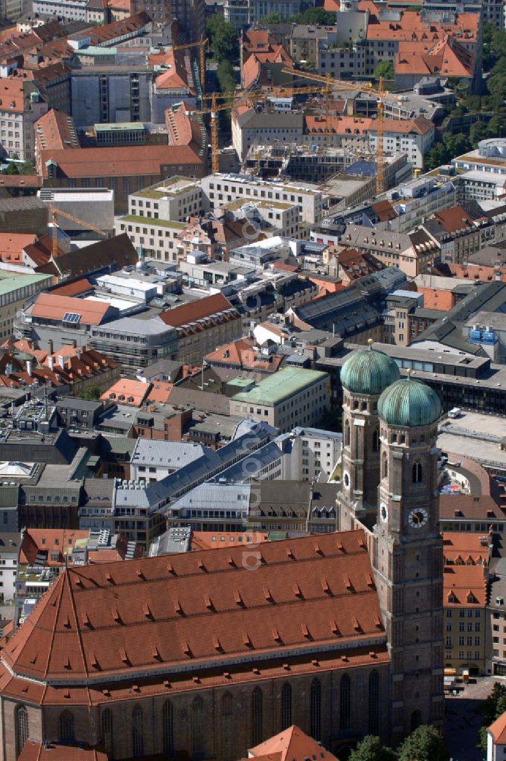 Aerial image München - Stadtansicht im Vordergrund die Frauenkirche und im Hintergrund eine Baustelle für ein Wohn-, Park- und Geschäftshaus am Münchner Oberanger. Kontakt: Metropolitanpfarrei Zu Unser Lieben Frauenkirche, Frauenplatz 12, 80331 München, Tel. 089 290082-0, Fax 089 290082-50, E-Mail dompfarramt@muenchner-dom.de,