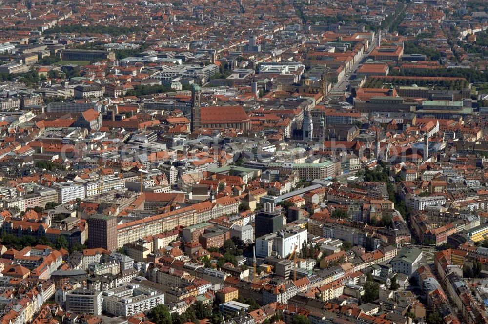 München from the bird's eye view: Blick auf die Altstadt München. Im Hintergrund ist unter an derem die Frauenkirche, das Neue Rathaus, sowie das Heizkraftwerk (schwarzes Gebäude) zu erkennen. Rechts oben im Bild, der Hofgarten von München. Munich 2007/07/14 Old-town of Munich. Visible among other things are the Frauenkirche, the New Town Hall, as well as the cogeneration plant Müllerstraße (black building). Top right you can see the public park 'Hofgarten'.